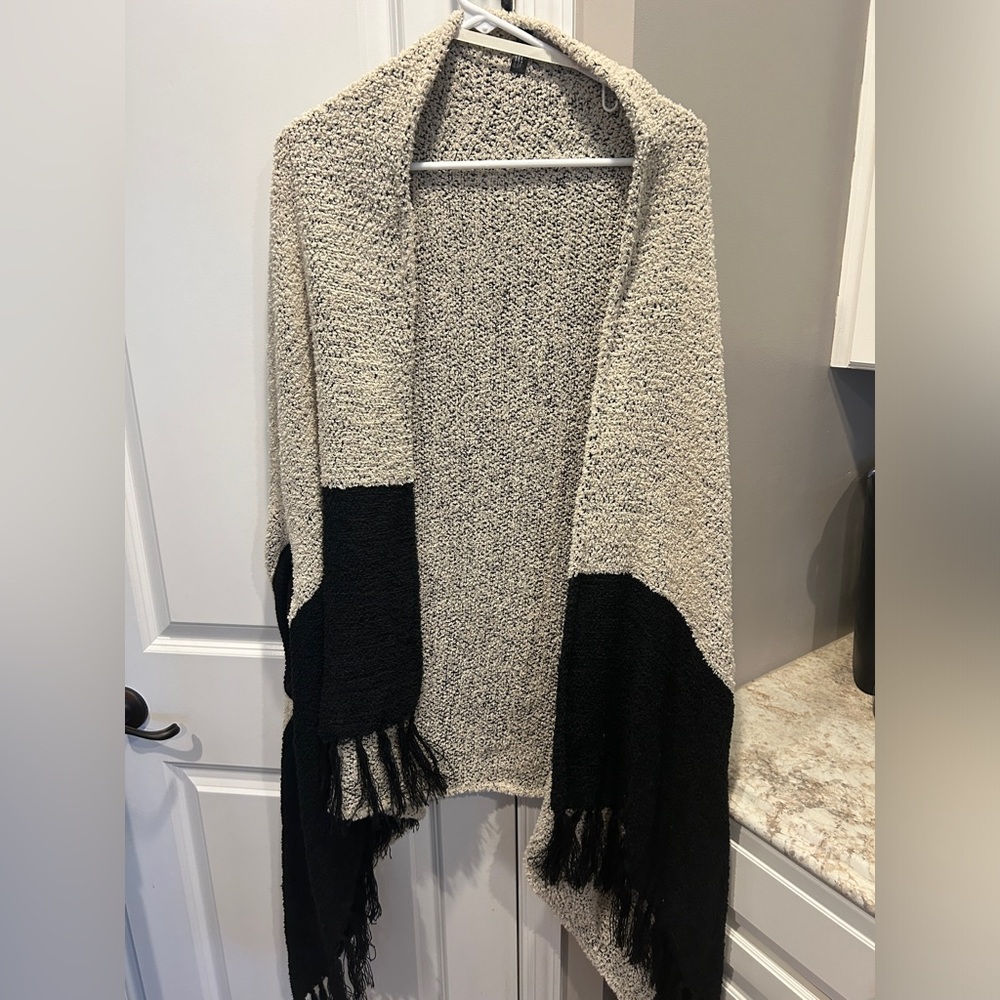 Jack and Missy shaw wrap one size Black and cream